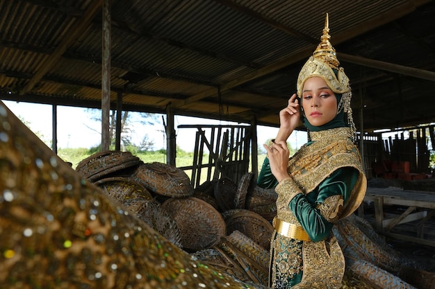 Retrato de una chica tailandesa con un vestido tradicional
