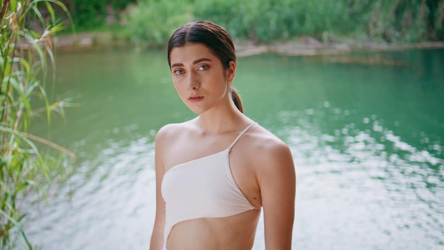 Retrato de una chica tropical posando en un lago de naturaleza mujer femenina en selvas salvajes