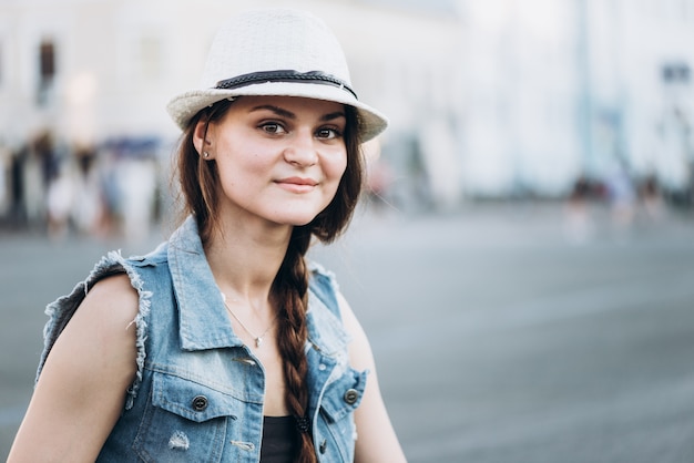 Retrato de una chica turística sonriente