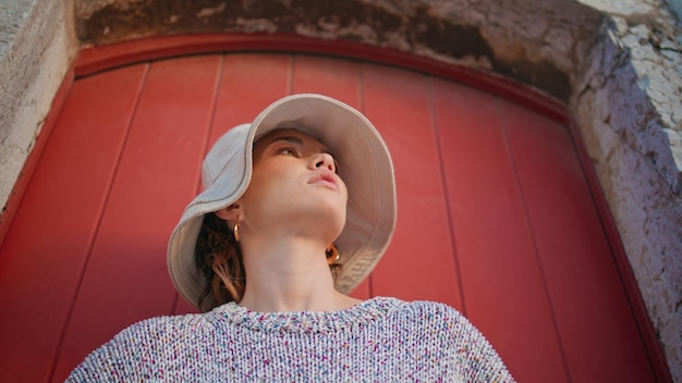 Retrato de una chica viajando por la ciudad en vacaciones de verano hermosa modelo casual con sombrero