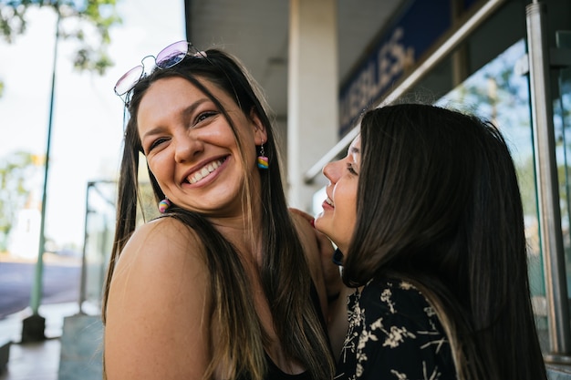 Retrato de chicas alegres en la ciudad