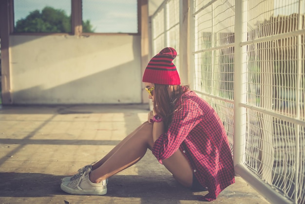 Retrato de chicas hipster asiáticas en la valla Estilo de vestir hippie Estilo de vida de mujer moderna de Tailandia Retrato de moda de belleza al aire libre Mujer triste angustia de amor