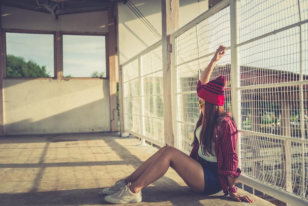 Retrato de chicas hipster asiáticas en la valla Estilo de vestir hippie Estilo de vida de mujer moderna de Tailandia Retrato de moda de belleza al aire libre Mujer triste angustia de amor