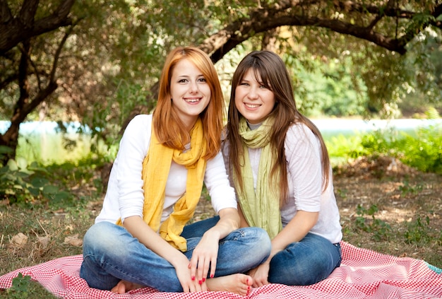 Foto retrato de chicas pelirrojas y morenas al aire libre. otoño.