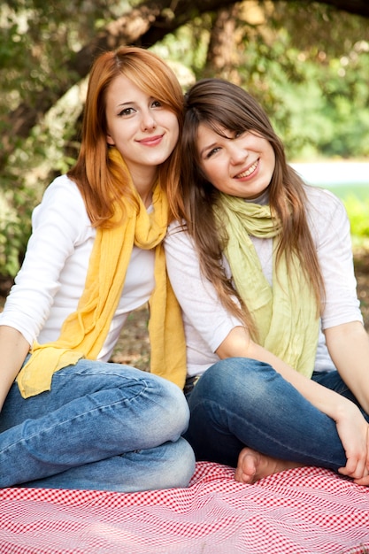 Retrato de chicas pelirrojas y morenas al aire libre. Otoño.