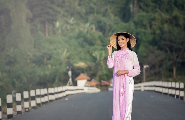 Retrato de chicas tailandesas con ao dai, vestido tradicional de vietnam