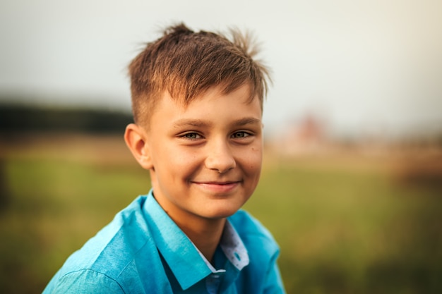 Retrato de un chico adolescente lindo en verano en la naturaleza