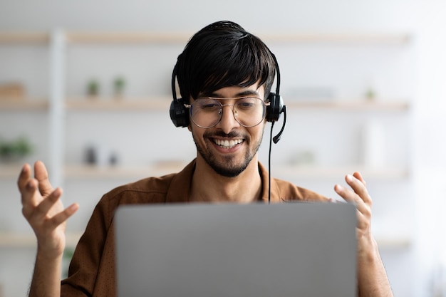 Foto retrato de un chico árabe sonriente con video chat