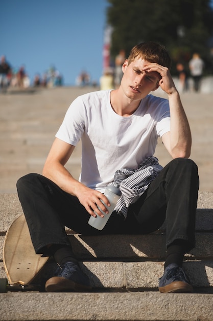 Retrato de un chico genial con una patineta