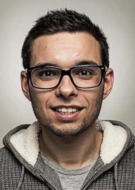 Foto retrato de un chico guapo con gafas mala vista corrección de la visión