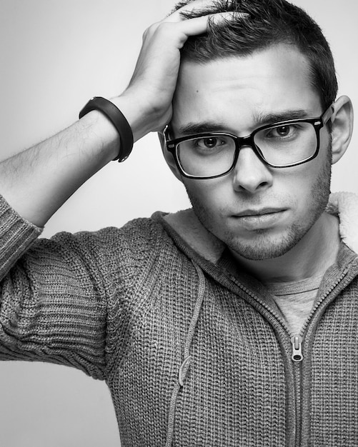 Retrato de un chico guapo con gafas Visión deficiente Corrección de la visión Fotografía en blanco y negro