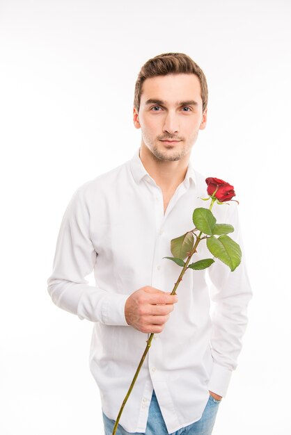 Retrato de chico guapo lindo con rosa roja