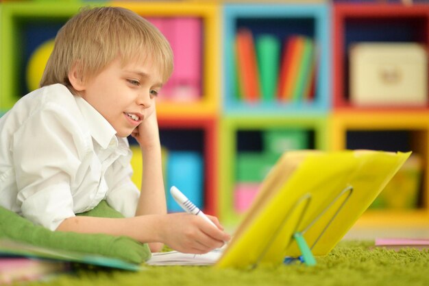 Retrato de un chico lindo haciendo la tarea