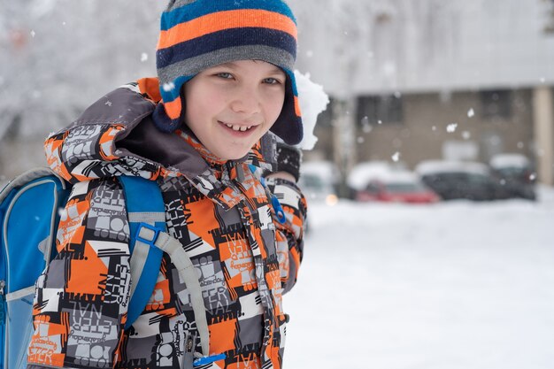 Retrato de un chico lindo en invierno