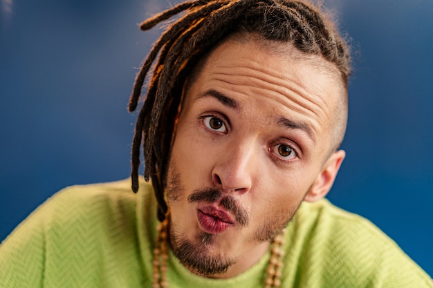 Retrato de un chico positivo feliz con rastas de cerca