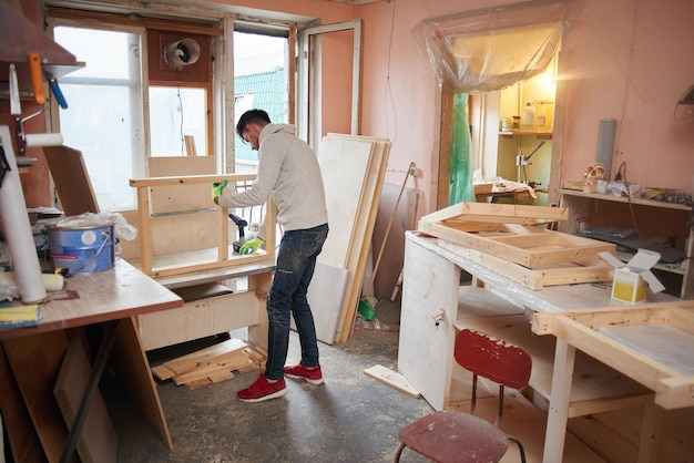 Retrato de un chico que trabaja en un taller casero