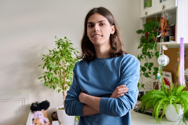 Retrato de un chico sonriente confiado de 17 a 18 años