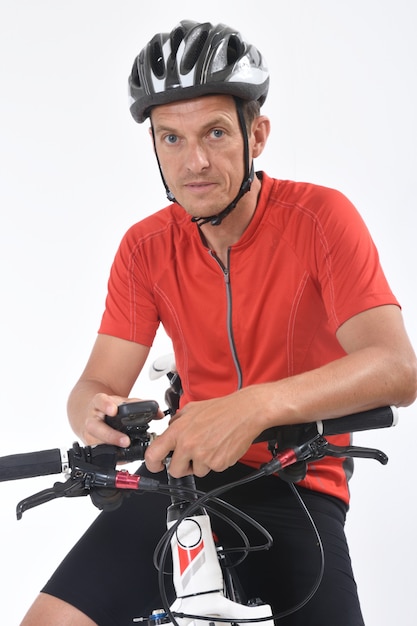 Retrato de un ciclista con bicicleta de montaña.