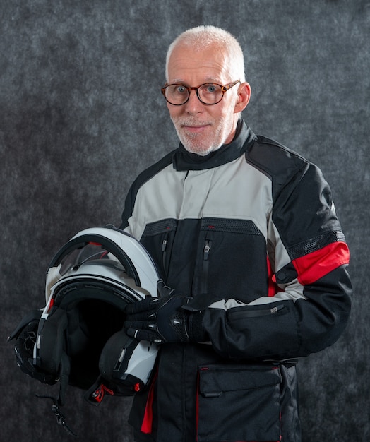 Retrato de ciclista senior con casco blanco