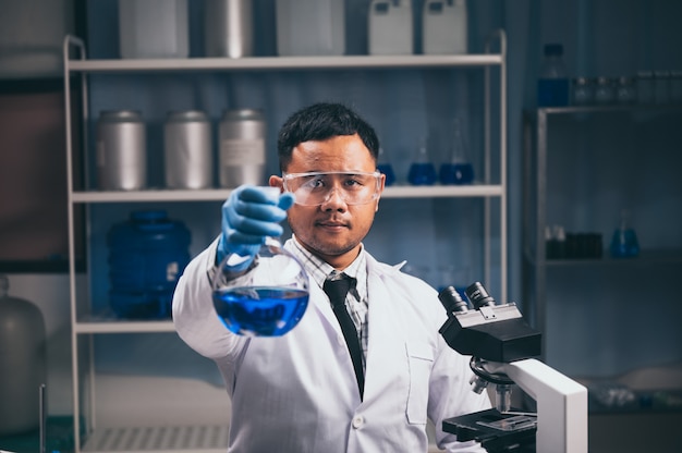 Retrato de un científico en un laboratorio químico.