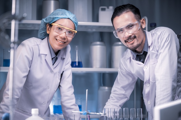 Retrato de un científico en un laboratorio químico.