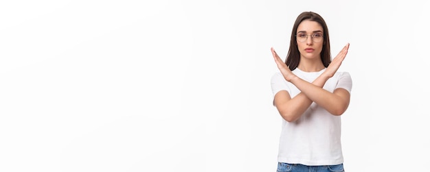 Foto retrato en la cintura de una joven activista de aspecto serio que dice no a la opresión de las mujeres