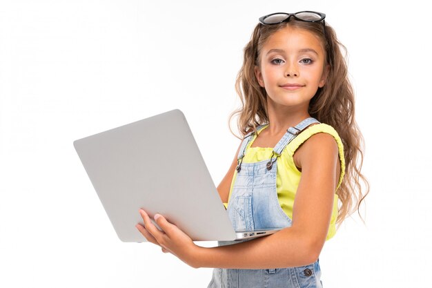 Retrato con cinturón de una niña con un portátil