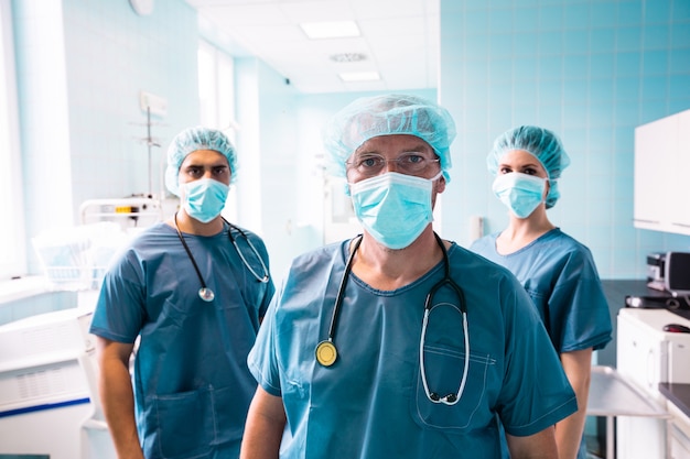 Retrato de cirujano y enfermeras de pie en el hospital