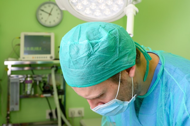 Retrato de cirujano masculino en un quirófano en el hospital