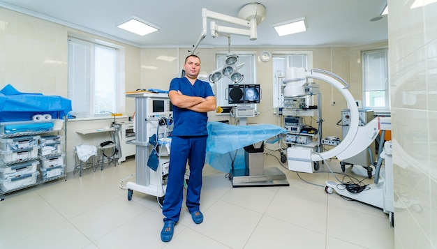 Retrato de un cirujano masculino en el trabajo Sala de cirugía moderna en la clínica Médico profesional con antecedentes de equipos médicos actualizados