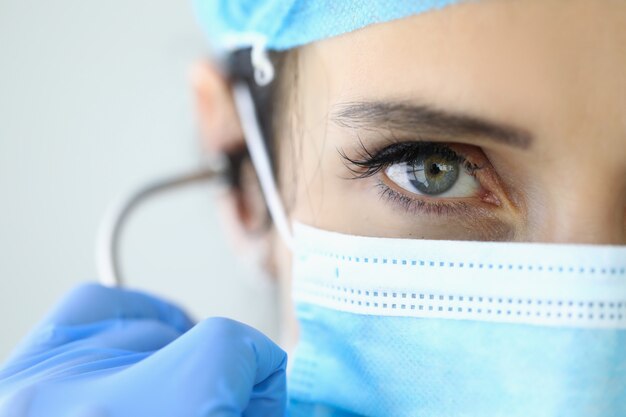 Foto retrato de cirujano médico en una máscara protectora