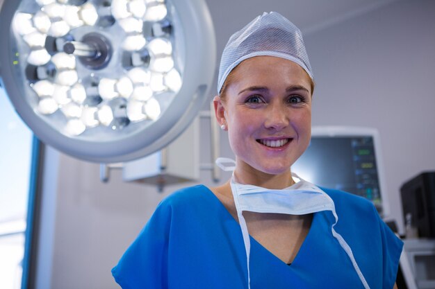 Foto retrato de cirujano de pie en la sala de operaciones