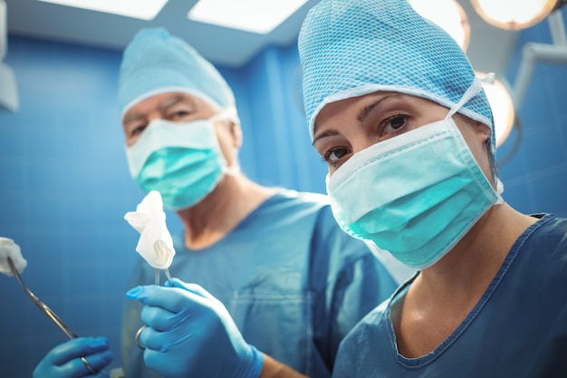 Retrato de cirujanos con máscara quirúrgica en quirófano