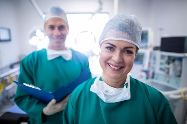 Retrato de cirujanos sonrientes en sala de operaciones