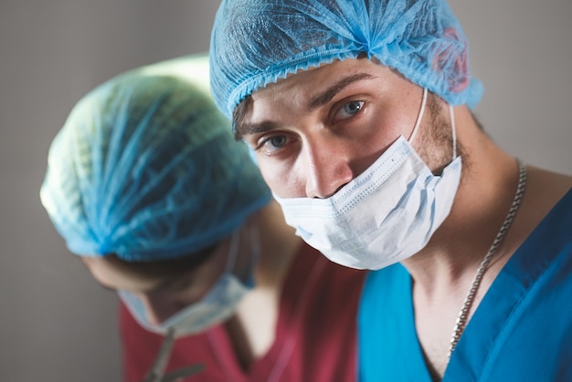 Retrato de cirujanos en el trabajo, operando en uniforme,.