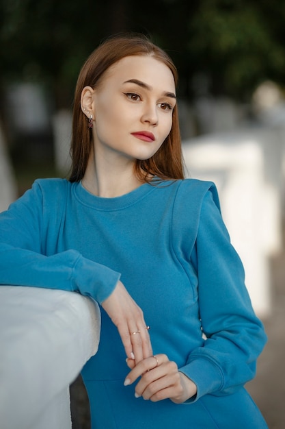 Retrato de la ciudad de una niña con un vestido azul