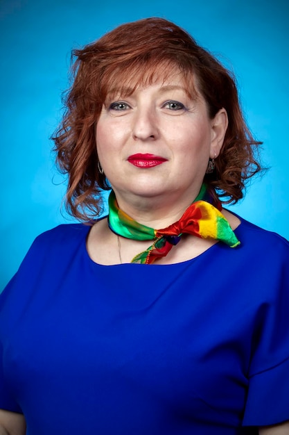 Un retrato clásico de una mujer de mediana edad frente a un fondo de estudio.