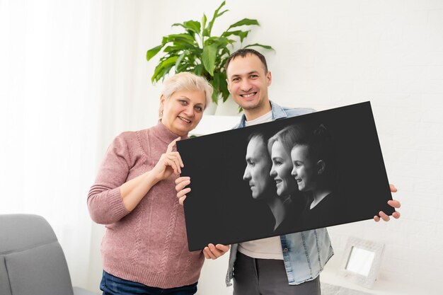 Retrato clássico da jovem linda família feliz em roupas elegantes com criança pequena. tela de foto.