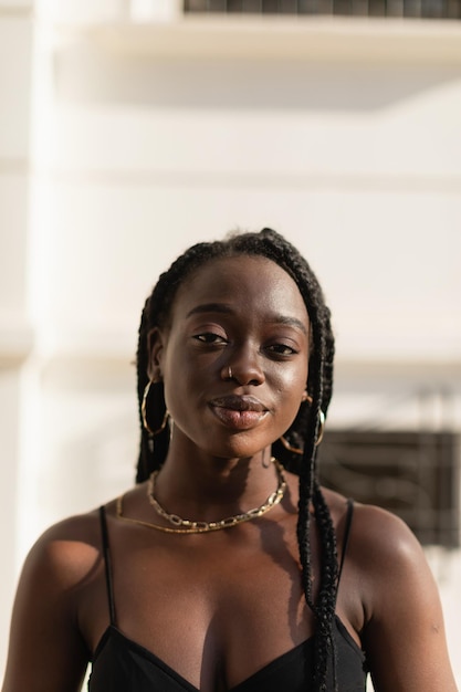 Retrato de clausura de una joven negra mirando a la cámara en la calle