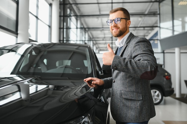 Retrato de cliente feliz comprando auto nuevo