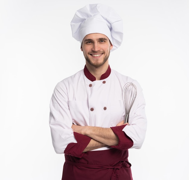 Retrato de cocinero chef guapo positivo en boina y traje blanco aislado sobre fondo blanco.