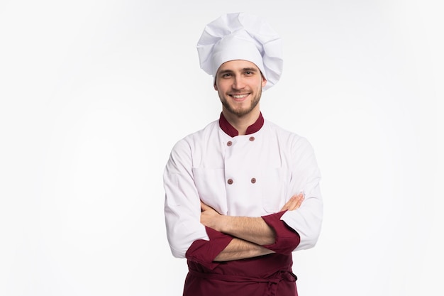 Retrato de cocinero chef guapo positivo en boina y traje blanco aislado sobre fondo blanco.