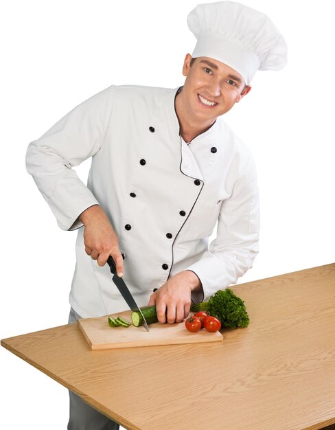 Retrato de un cocinero cocinero masculino preparando ensalada aislado sobre un fondo blanco.