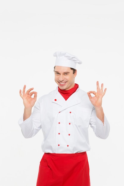 Foto retrato cocinero hombre haciendo un símbolo de éxito contra