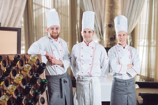 Retrato de cocineros en un restaurante.