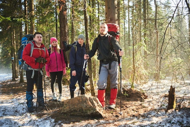 Un retrato colectivo de un grupo de turistas en el bosque.