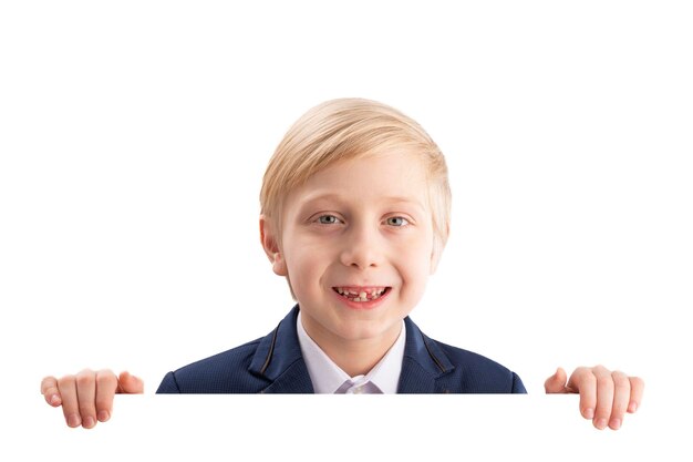 Retrato de un colegial diligente desdentado con un gran cartel blanco Niño con una valla publicitaria Lugar para el texto