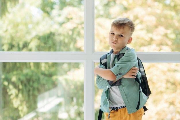 Retrato de un colegial triste con una mochila