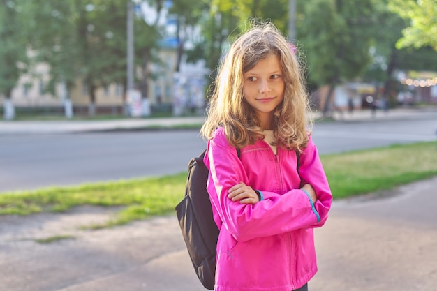 Retrato de colegiala en chaqueta con mochila