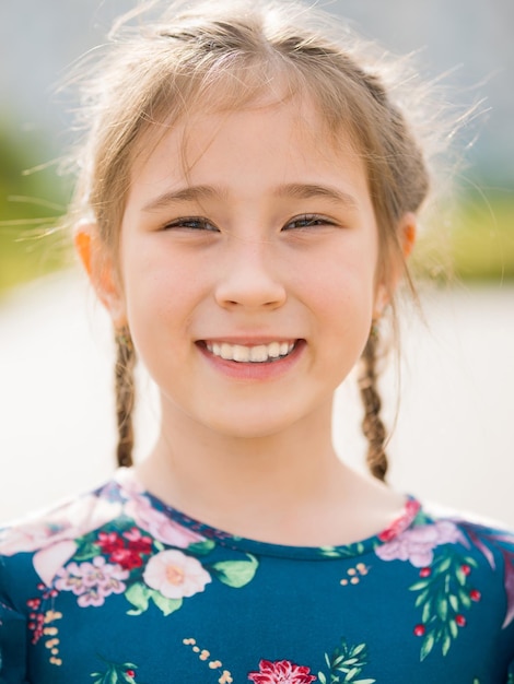 Retrato de colegiala junior sonriendo en el campamento escolar